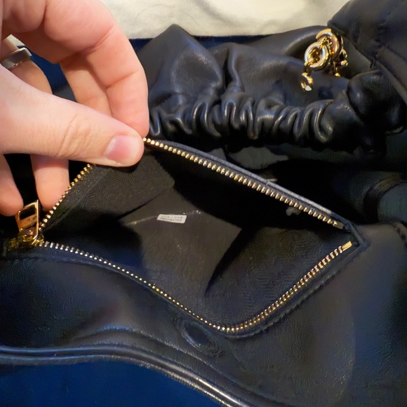 Medium Squeeze bag in mellow nappa lambskin - Picture 7 of 8